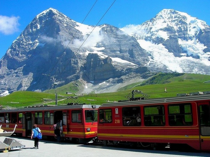 La gare de Kleine Scheidegg. Au fond l'Eiger et le Mönch. @ DR