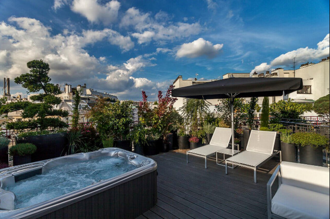 Sur les toits de Paris jacuzzi et détente  au Félicien  Cet hôtel **** doit son design à Olivier Lapidus, célèbre créateur de mode français. © Félicien by Elegancia