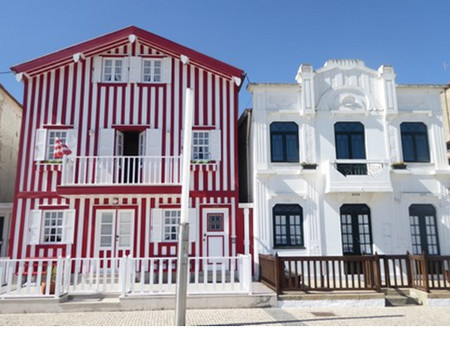 Les joyeuses maisons sur la ria de Costa Nova. @ C.Gary Les joyeuses maisons sur la ria de Costa Nova. @ C.Gary