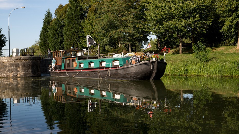 Balade dans la sérénité du canal du Nivernais . Copyright OT Decize