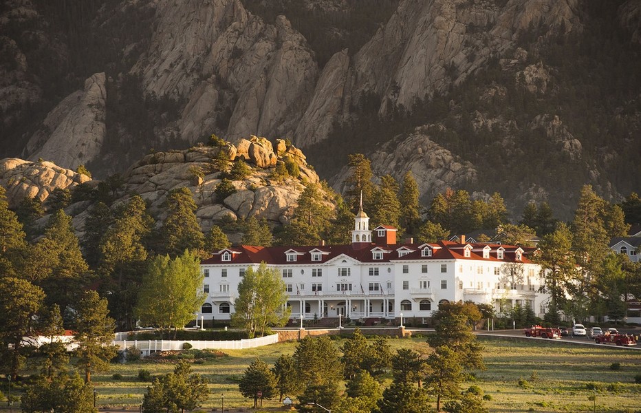 L'Hôtel Stanley La grande bâtisse blanche édifiée en 1909 est depuis l’une des attractions de la région. Il a servit de décor au réaliseur du film Shining.Copyright DR