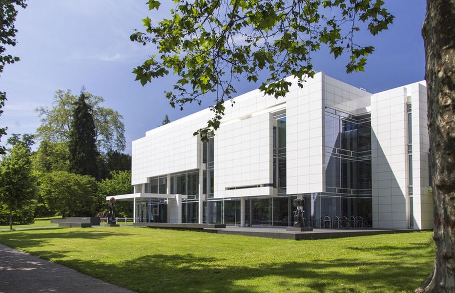 Dans les majestueux parcs et jardins de la « Lichtentaler Allee », plantée de saules pleureurs et de buissons de rhododendrons, le Musée Frieder Burda, est l’œuvre de Richard Meier. © OT Allemagne Dans les majestueux parcs et jardins de la « Lichtentaler Allee », plantée de saules pleureurs et de buissons de rhododendrons, le Musée Frieder Burda, est l’œuvre de Richard Meier. © OT Allemagne