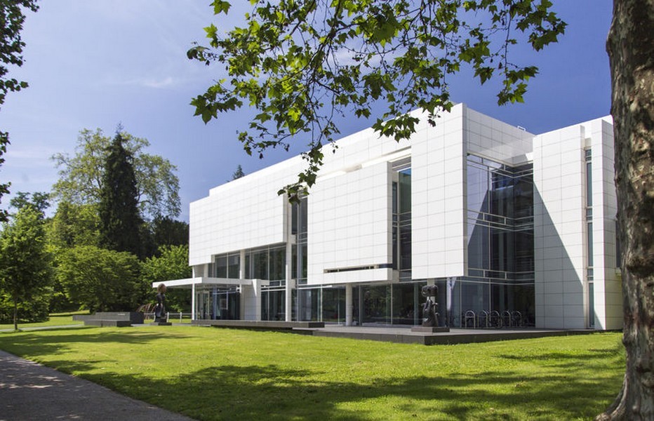 Dans les majestueux parcs et jardins de la « Lichtentaler Allee », plantée de saules pleureurs et de buissons de rhododendrons, le Musée Frieder Burda, est l’œuvre de Richard Meier. © OT Allemagne