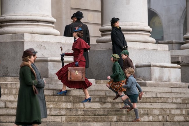 Les enfants suivent Mary Poppins pour défendre leur père auprès du banquier rapace du Royal exange  ©2018 Disney