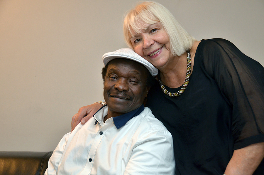 Kim Frossard en 2017 lors du concert "Le Mali à Bercy" avec l'immense Mory Kanté. Crédit photo David Raynal. Kim Frossard en 2017 lors du concert "Le Mali à Bercy" avec l'immense Mory Kanté. Crédit photo David Raynal.