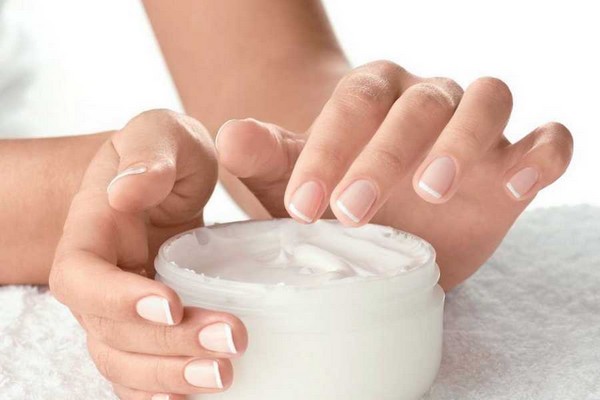 Commencer par une crème hydratante chaque jour pour protéger vos mains . @ DR Commencer par une crème hydratante chaque jour pour protéger vos mains . @ DR