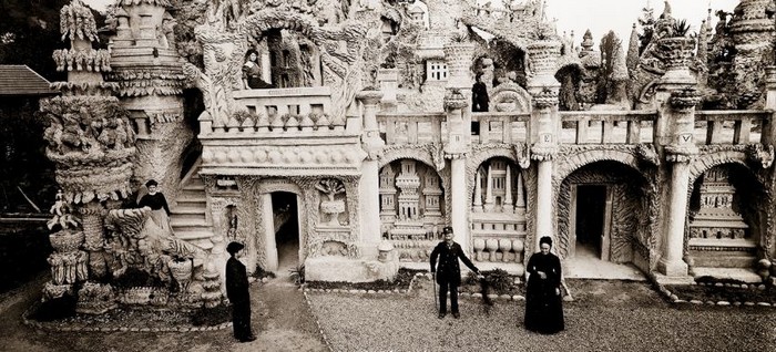 Le Palais du facteur Cheval : 1879-1912 : 10 000 journées, 93 000 heures, 33 ans d’épreuves. Il aura fallu encore 8 ans de plus pour la réalisation à 78 ans du tombeau dans le cimetière de la commune. @ Photo Archives Le Palais du facteur Cheval : 1879-1912 : 10 000 journées, 93 000 heures, 33 ans d’épreuves. Il aura fallu encore 8 ans de plus pour la réalisation à 78 ans du tombeau dans le cimetière de la commune. @ Photo Archives