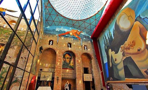 Théâtre -Musée de Salvador Dali -  Dès l’entrée dans le vaste espace éclairé par la coupole, les tableaux surdimensionnés invitent à une initiation “cosmique“. Copyright Wikipédia