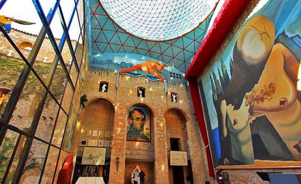 Théâtre -Musée de Salvador Dali -  Dès l’entrée dans le vaste espace éclairé par la coupole, les tableaux surdimensionnés invitent à une initiation “cosmique“. Copyright Wikipédia Théâtre -Musée de Salvador Dali -  Dès l’entrée dans le vaste espace éclairé par la coupole, les tableaux surdimensionnés invitent à une initiation “cosmique“. Copyright Wikipédia