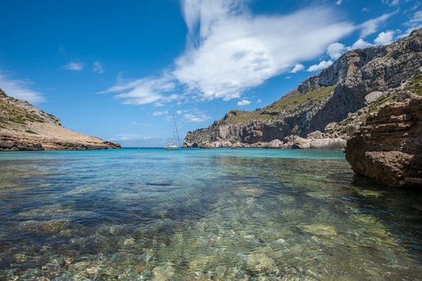 Un paysage cher à Dali... Copyright Cadaquès-Figueras