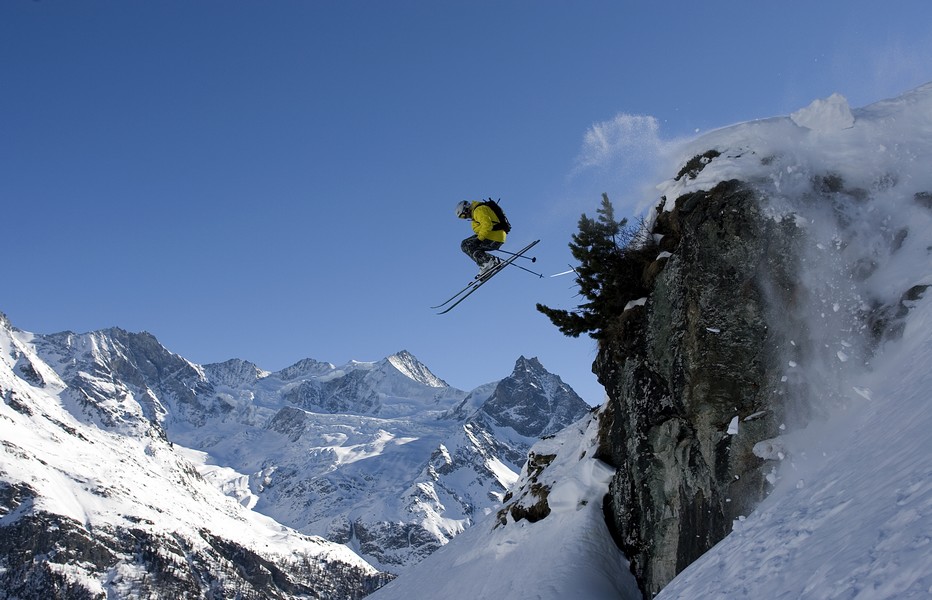 Ski de piste, freeride, randonnées en raquettes ou en ski de fond. Les plaisirs des sports de neige sont accessibles à tous. Le domaine skiable de St-Luc-Chandolin s’étire entre 1650 et 3000 mètres d'altitude et compte 65 km de pistes de ski ainsi qu'un snowpark. @ OT Valais