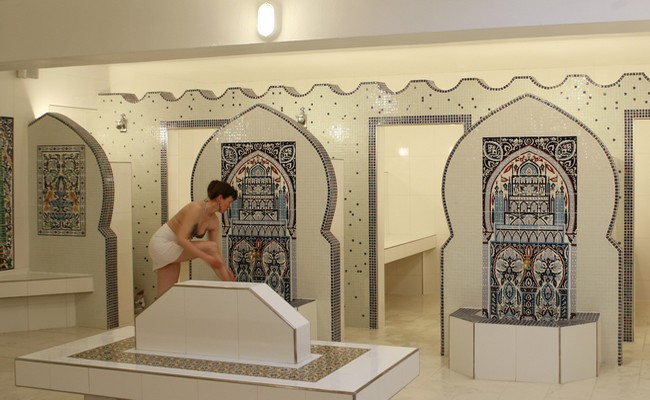 Après la douche on se dirige cvers le hammam ou le sauna @ Le Pacha/Lindigomag Après la douche on se dirige cvers le hammam ou le sauna @ Le Pacha/Lindigomag
