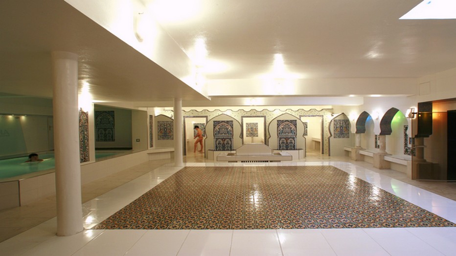 La grande salle tièdeavec sa dalle centrale . @ Hamman Pacha/Lindigomag La grande salle tièdeavec sa dalle centrale . @ Hamman Pacha/Lindigomag