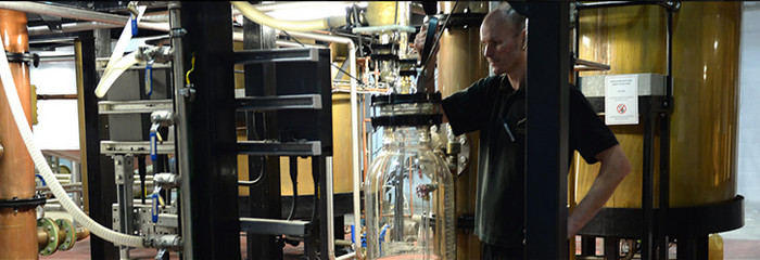 A Penderyn, l’eau provient d’une source calcaire et carbonifère puisée dans les profondeurs de la distillerie. @Visit Wales.