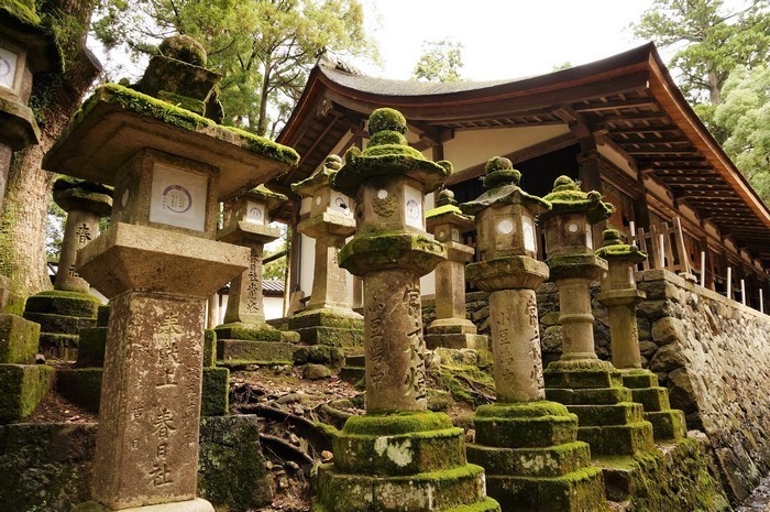 Les lanternes Shinto à Nara (Japon). Nara devenue capitale du pays au début du 8e siècle, elle prit pour modèle la ville de Xi’an, en Chine. @  Pixabay