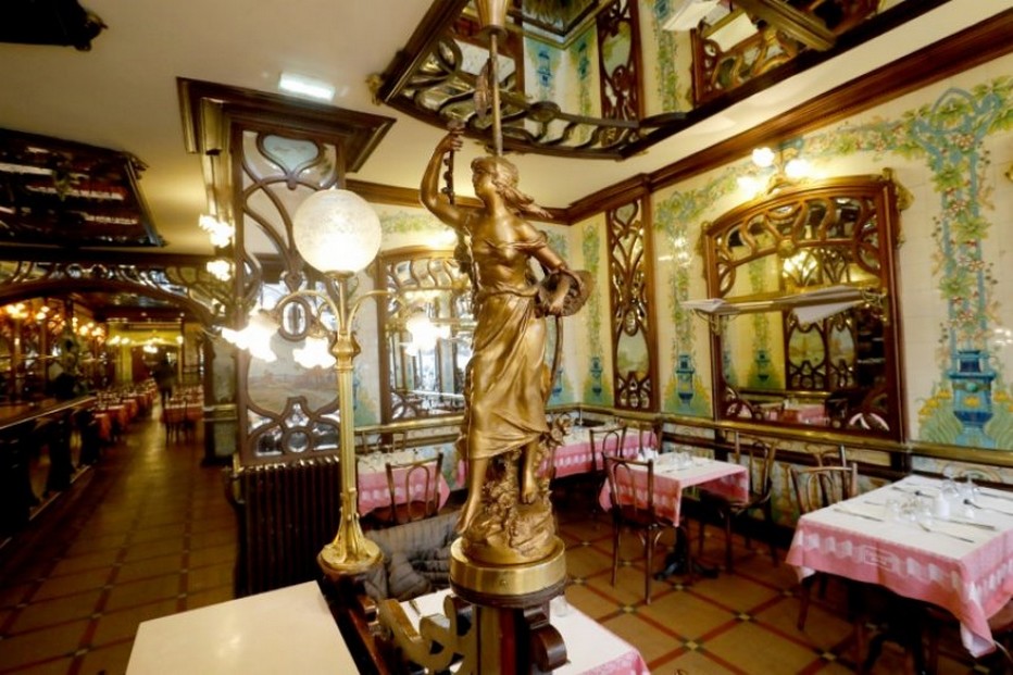 Dans un décor Art-déco, le Bouillon Chartier Inscrit au répertoire des Monuments Historiques, vient de rouvrir . @ Bouillon Chartier Montparnasse Dans un décor Art-déco, le Bouillon Chartier Inscrit au répertoire des Monuments Historiques, vient de rouvrir . @ Bouillon Chartier Montparnasse