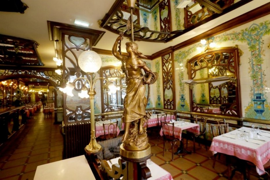 Dans un décor Art-déco, le Bouillon Chartier Inscrit au répertoire des Monuments Historiques, vient de rouvrir . @ Bouillon Chartier Montparnasse