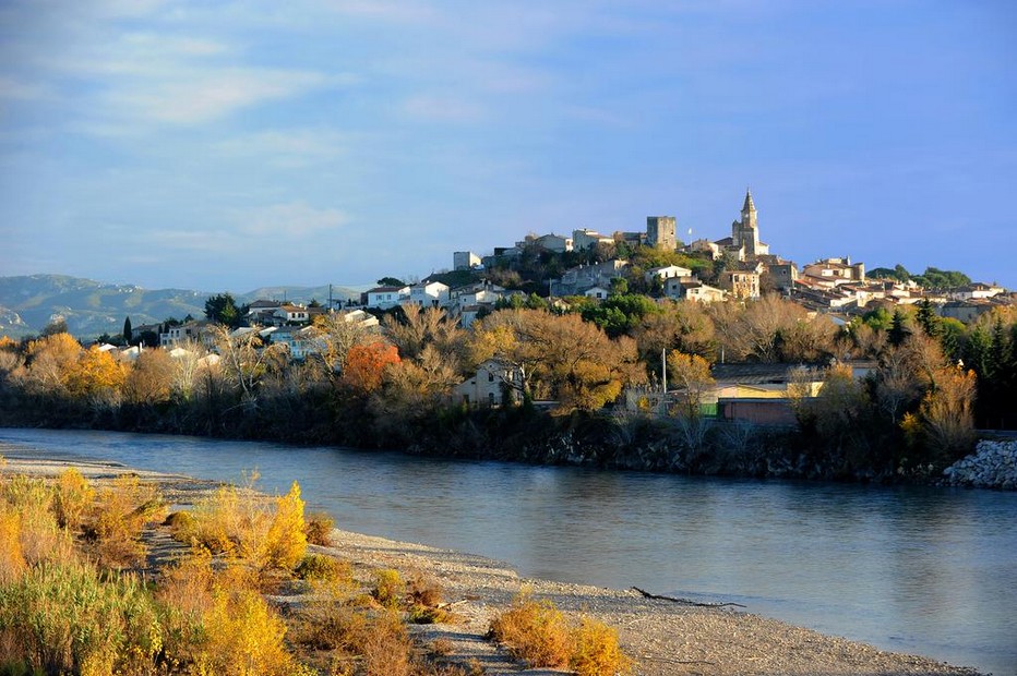 Perché sur un éperon rocheux au dessus de la Durance, frontière entre les Bouches-du-Rhône et le Vaucluse, le petit village de Mallemort  offre une vue superbe sur les Alpilles à l'ouest, les monts du Luberon à l'est. @ DR