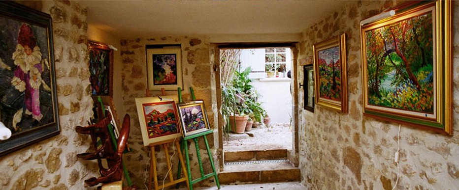 Dans un coin du jardin, un vieil escalier de pierre mène à l'atelier-galerie. Il ne faut pas hésiter à y pénétrer pour découvrir  la peinture d'Armelle Andréi. @ La maison du Peintre