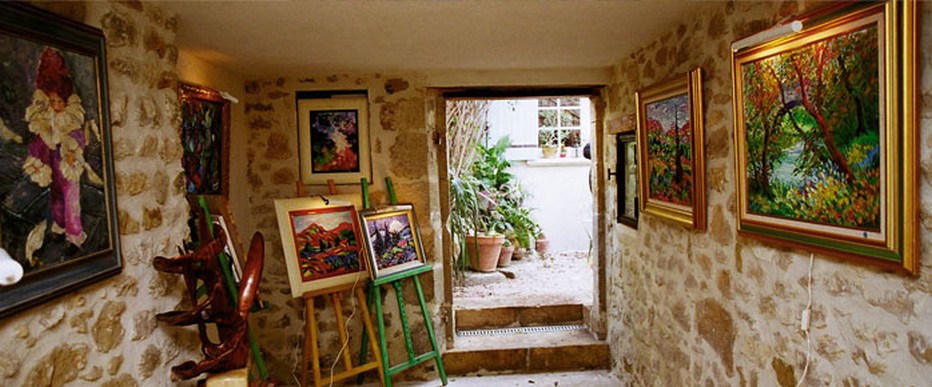 Dans un coin du jardin, un vieil escalier de pierre mène à l'atelier-galerie. Il ne faut pas hésiter à y pénétrer pour découvrir  la peinture d'Armelle Andréi. @ La maison du Peintre Dans un coin du jardin, un vieil escalier de pierre mène à l'atelier-galerie. Il ne faut pas hésiter à y pénétrer pour découvrir  la peinture d'Armelle Andréi. @ La maison du Peintre