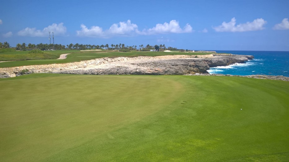Ouvert en 2010, offrant six trous situés sur des falaises rocheuses, le Corales Golf Club est un terrain de golf qu'il faut absolument jouer, situé à proximité immédiate de la mer des Caraïbes.@ David Raynal