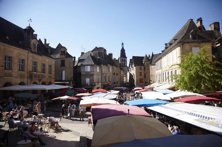 Place du marché; @Sarlat tourisme Place du marché; @Sarlat tourisme