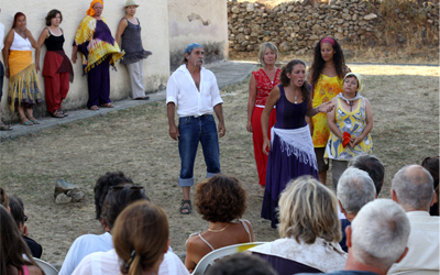 Spectacle en plein air dans l'un des villages de la vallée du Giussani/David Raynal Spectacle en plein air dans l'un des villages de la vallée du Giussani/David Raynal