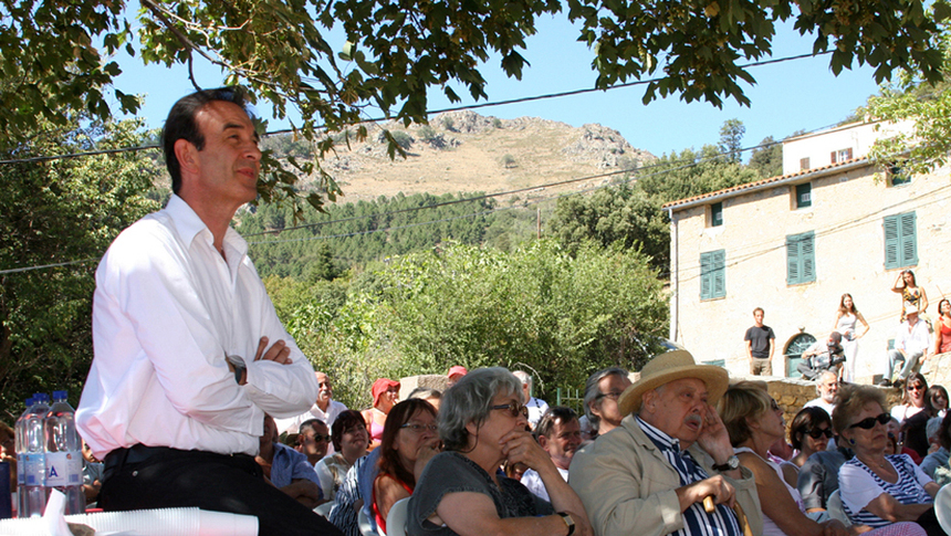 Robin Renucci au milieu du public dans la commune d'Olmi Cappella/David Raynal
