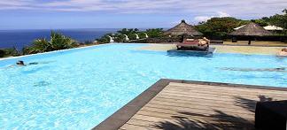 L'une des deux piscines du Palm Hôtel et Spa à la Réunion