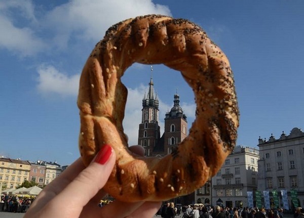 Aujourd’hui, le bagel revient sur la scène culinaire cracovienne après beaucoup d’années d’émigration, principalement à New-York. @ O.T. Cracovie Aujourd’hui, le bagel revient sur la scène culinaire cracovienne après beaucoup d’années d’émigration, principalement à New-York. @ O.T. Cracovie