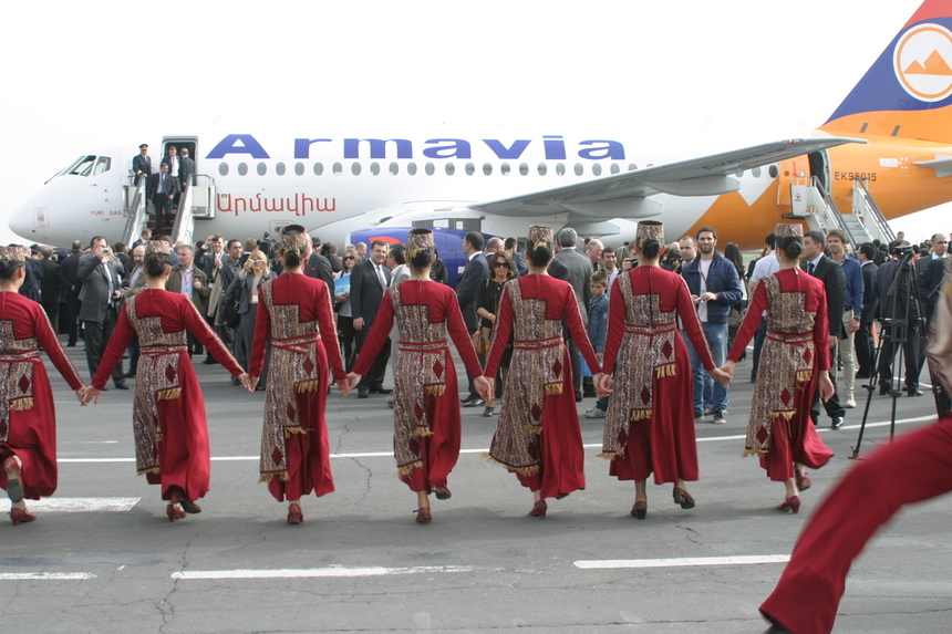 groupe folklorique pour l'inauguration du nouvel avion