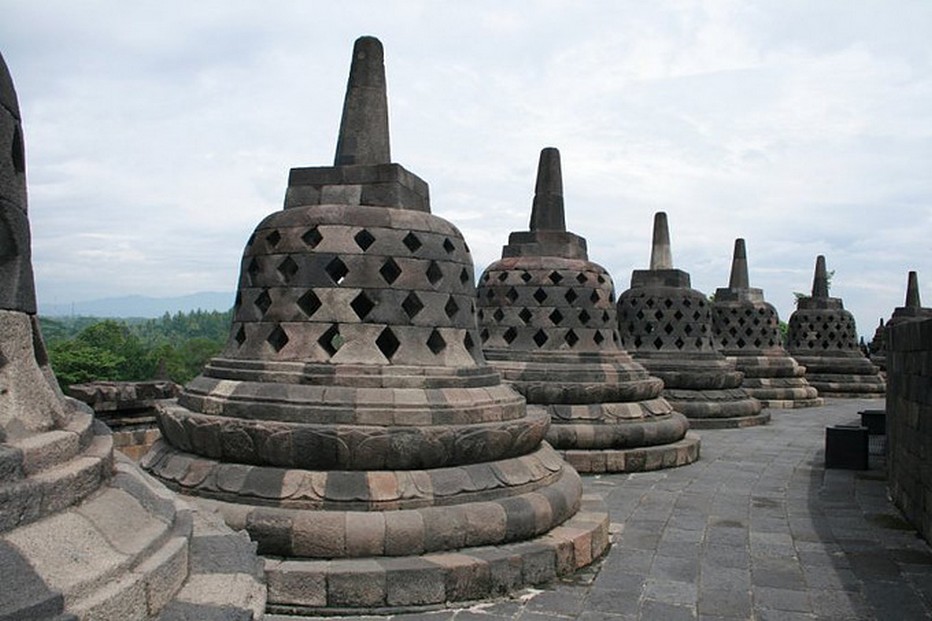 Au  pied du Borobudur, deux millions de blocs de pierre vieux de 1200 ans. Ce célèbre temple bouddhique datant des VIIIe et IXe siècles est situé dans le centre de Java. @ Wonderfull Indonesia.. Au  pied du Borobudur, deux millions de blocs de pierre vieux de 1200 ans. Ce célèbre temple bouddhique datant des VIIIe et IXe siècles est situé dans le centre de Java. @ Wonderfull Indonesia..