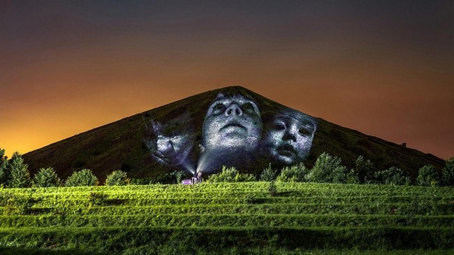 Conçues par l’artiste Clément Lesaffre, des projections de visages des anciens mineurs et des nouvelles générations sur les écrans noirs formés par les terrils. @ Louvre-Lens