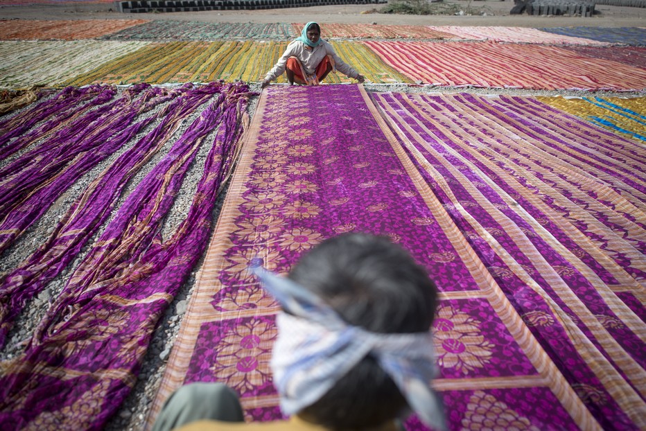 En Inde  dans le Gujarat  es saris sèchent par centaines sur le so .©Fabrice Dimier