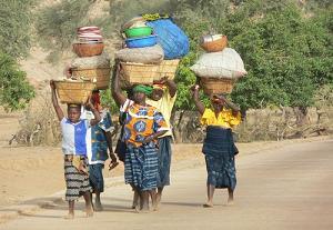 Femmes maliennes allant au marché