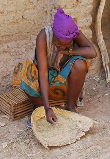 femme malienne triant le riz