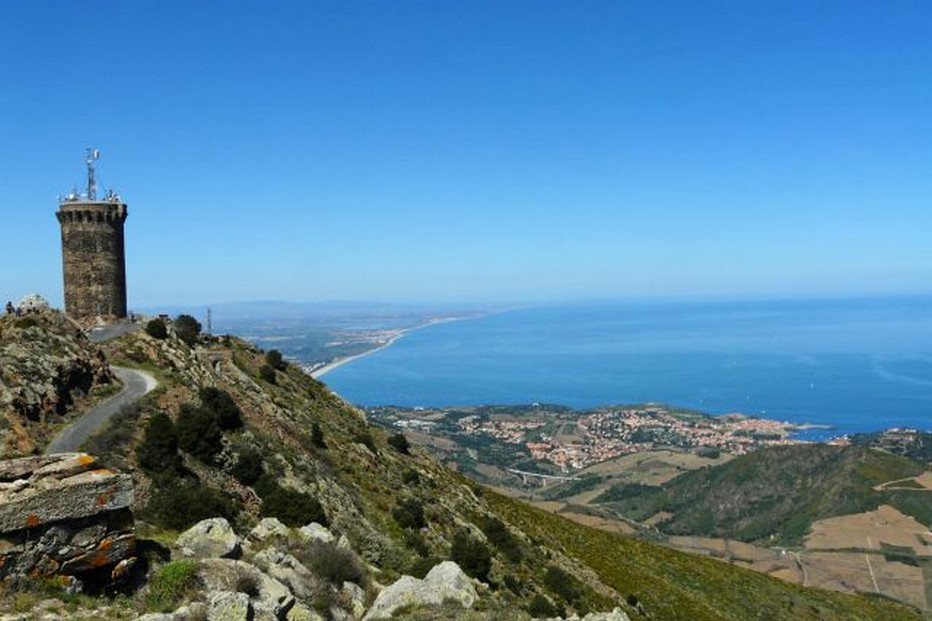 Sur le chemin vers la tour de la Massane, ici une vue de la tour Madeloc sur les hauteurs de Collioure, un panneau indique au randonneur qu’il se trouve sur les Chemins de la liberté. @ Pixabay/lindigomag