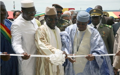 Le Président  Amadou Toumani Touré entouré de  ses ministres