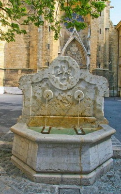 Fontaine avec Croix de Malte