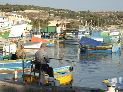 Pêcheurs au port de Marsaxlokk Pêcheurs au port de Marsaxlokk