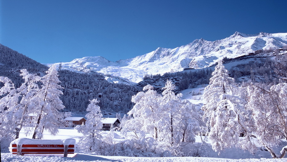 Station de Saas-Fee dans le Valais (Suisse) Station de Saas-Fee dans le Valais (Suisse)