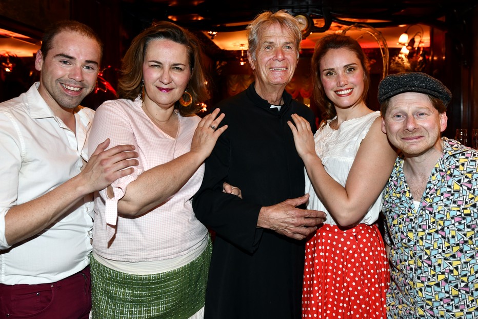 Tous les lundis soirs, « Chez Maxim’s » ouvre son théâtre pour accueillir Gérard Chambre et sa compagnie « Opéra ma non troppo ». ©Alexandre Marchi Tous les lundis soirs, « Chez Maxim’s » ouvre son théâtre pour accueillir Gérard Chambre et sa compagnie « Opéra ma non troppo ». ©Alexandre Marchi