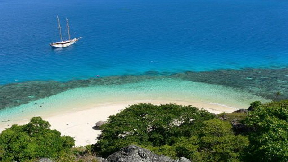 Plage de sable fin et mer bleu émeraude