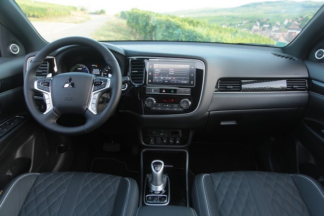 une conduite en souplesse, sentiment renforcé par le sentiment de paisibilité d’un habitacle qui n’en fait pas trop non plus et à qui il manque juste un GPS intégré sur l’écran tactile de la console centrale, obligeant le conducteur à s’en remettre au guidage de son Smartphone connecté.; @ DR une conduite en souplesse, sentiment renforcé par le sentiment de paisibilité d’un habitacle qui n’en fait pas trop non plus et à qui il manque juste un GPS intégré sur l’écran tactile de la console centrale, obligeant le conducteur à s’en remettre au guidage de son Smartphone connecté.; @ DR