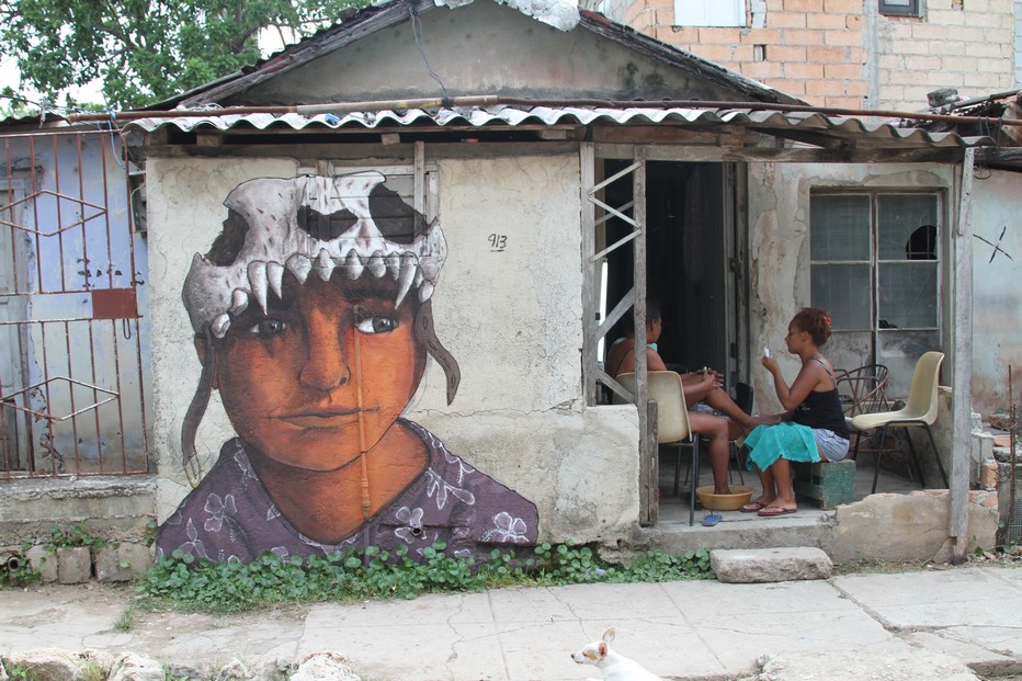 A Romerillo  le plasticien Kcho réhabilite les rues défoncées, les installations délabrées, les maisons du quartier de son enfance. @ C.Gary