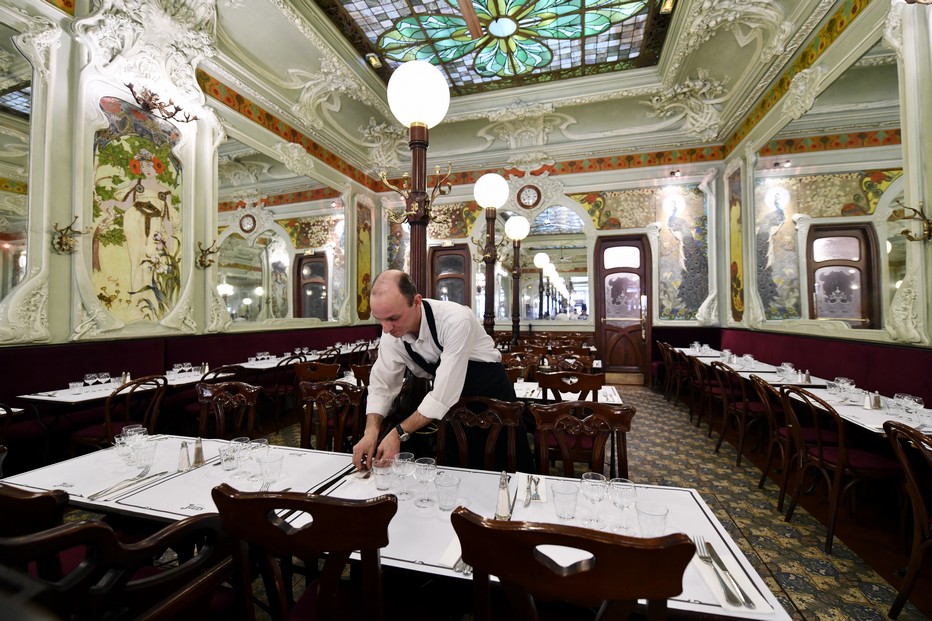 Non loin de la gare de l’Est, le « Bouillon Julien » est une invitation à déjeuner ou à dîner dans un cadre Art nouveau… et pour pas cher. ©Alexandre Marchi