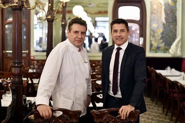 Pascal Le Bihan (à droite), aux côtés du chef Christophe Moisand (directeur des cuisines du groupe Trasco), est aux rênes entre autres du « Bouillon Julien ».  ©Alexandre Marchi