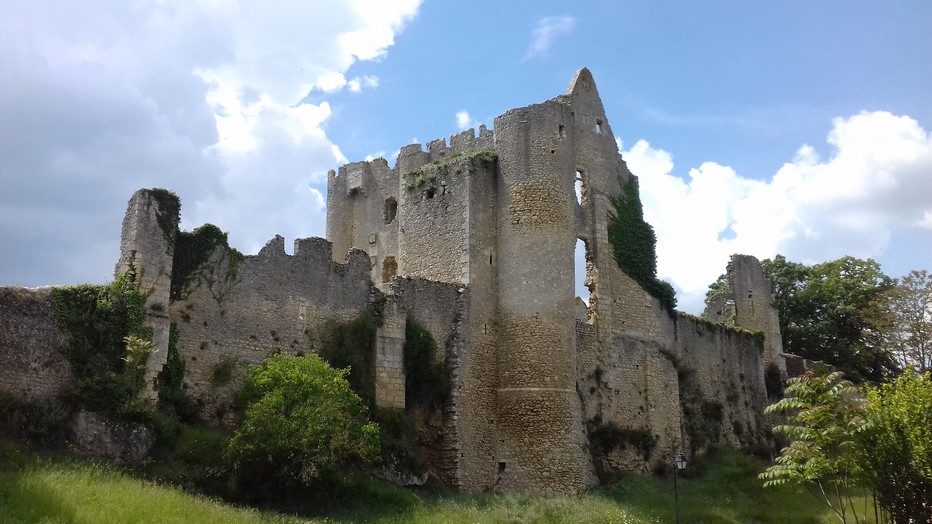 La forteresse dresse sur son promontoire rocheux ce qui lui reste de murs du 11e siècle . @ C.Gary