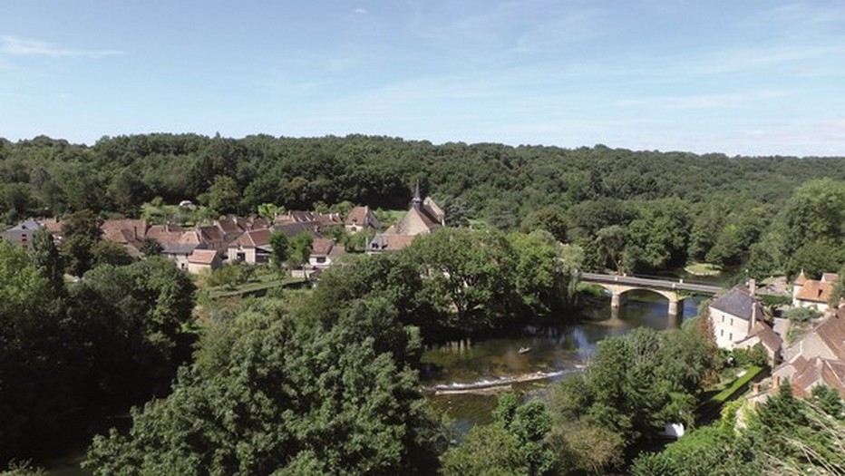 Vue d'ensemble de l'un des plus beaux villages de France :Angles sur l'Anglin. @  CDT Comité Départemental du Tourisme, l'ATV/ACAP.
