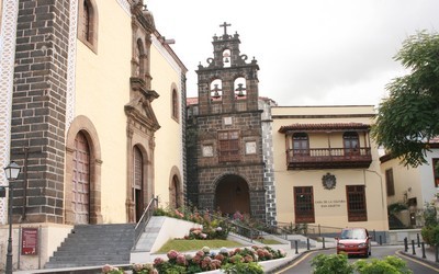 Ville historique de La Orotava avec son église en basalte Ville historique de La Orotava avec son église en basalte